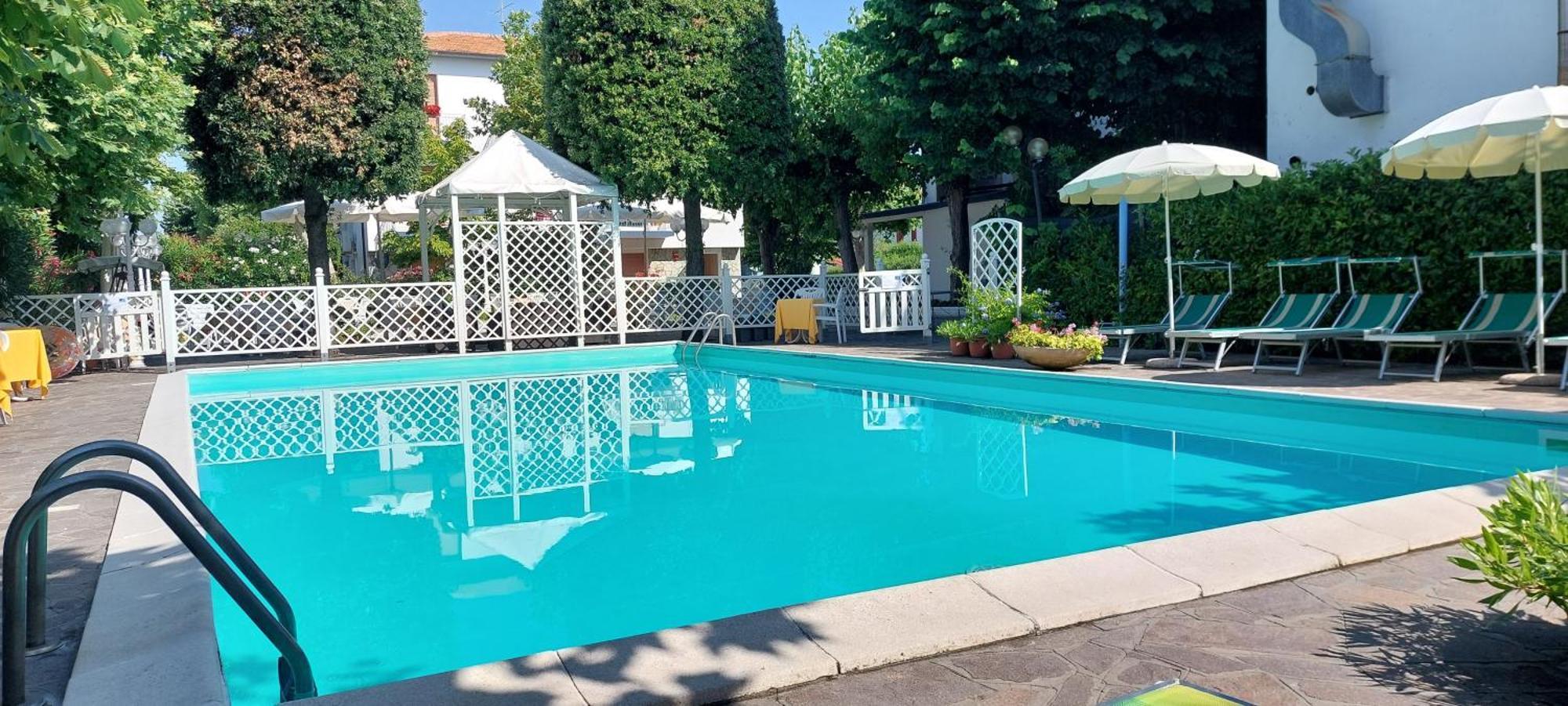 Hotel Garden B&B Марота Екстериор снимка