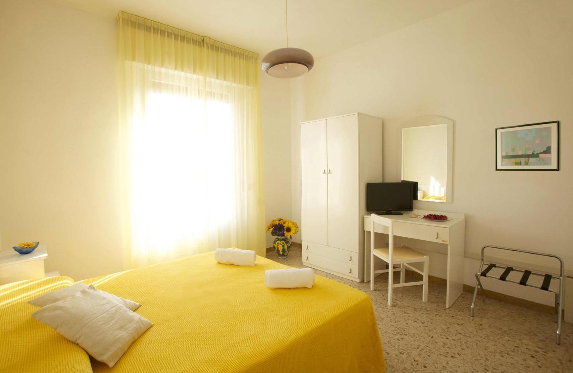 Hotel Garden B&B Марота Екстериор снимка